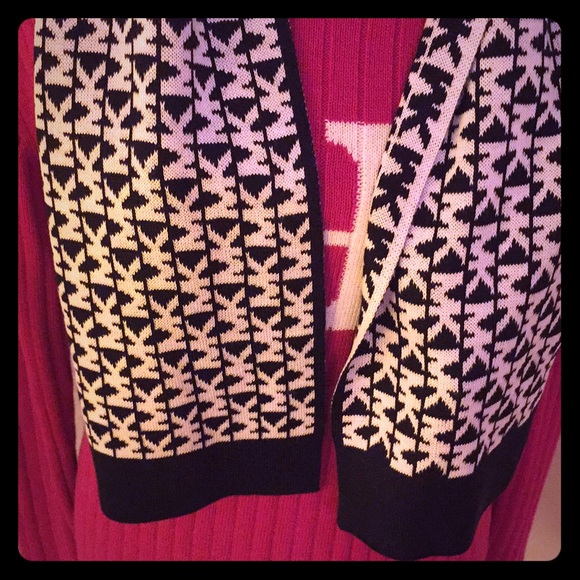 ONLY 1! MICHAEL Michael Kors Logo Scarf - Picture 5 of 8